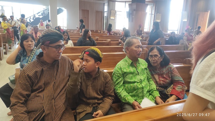 Pak Yohanes dan orangtuanyaPAKAI